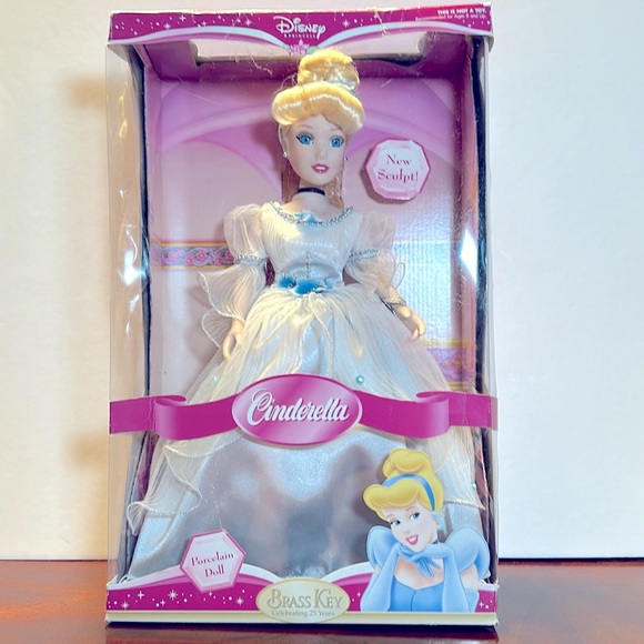 Rare Find Disney Cinderella Princess Brass Key 25th Years Porcelain Doll.